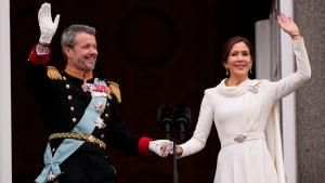 König Frederik und Königin Mary von Dänemark halten Händchen und jubeln dem Volk zu