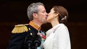 König Frederik und König Mary küssen sich auf dem Balkon von Schloss Christiansborg am 14. Januar 2024. 