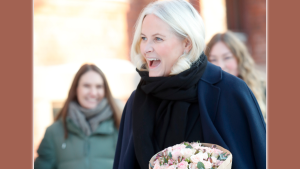 Prinzessin Mette-Marit von Norwegen glücklich mit Blumenstrauß im Januar 2024