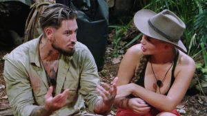Mike und Kim diskutieren im Dschungelcamp