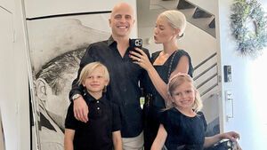 Oksana Kolenitchenko macht ein Spiegel-Selfie mit Ehemann Daniel, Sohn Milan und Tochter Arielle