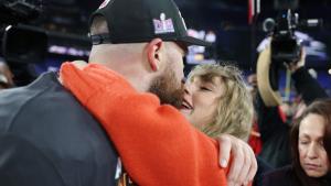 Taylor Swift küsst Travis Kelce bei der AFC-Championship