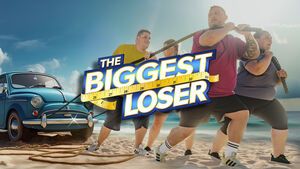 "The Biggest Loser"-Kandidaten ziehen Auto, Logo im Fokus