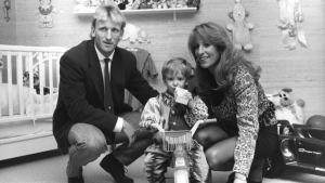 Andreas Brehme früher mit Sohn Ricardo als Kind in dessen Kinderzimmer und Ehefrau Pilar