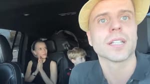 Daniel und Oksana Kolenitchenko sitzen angespannt mit ihren Kindern im Auto