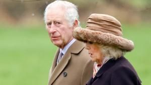 König Charles III. sieht besorgt aus, Königin Camilla richtet ihren Blick auf den Boden