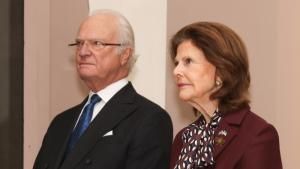 König Carl Gustaf und Königin Silvia schauen ernst. 