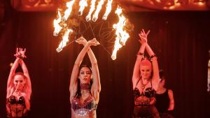 Rebecca Mir tanz mit Feuer-Fackeln bei Stars in der Manege