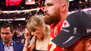 Taylor Swift und Travis Kelce beim Super Bowl 2024 Arm in Arm