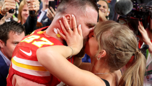 Travis Kelce und Taylor Swift küssen sich beim Super Bowl 2024