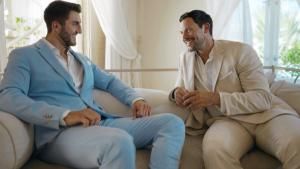 "Die Bachelors" Dennis Gries und Sebastian Klaus sitzen auf der Couch und führen ein ernstes Gespräch