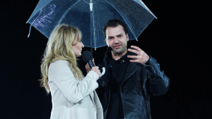 Frauke Ludowig und Jimi Blue Ochsenknech mit Regenschirm