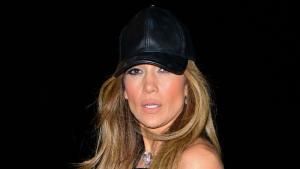 Jennifer Lopez schaut ängstlich.