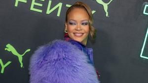 Rihanna lächelt bei einem fenty event