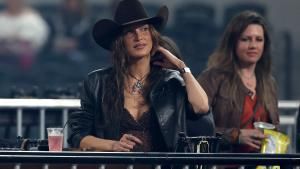 Bella Hadid mit Cowboyhut bei "The American Performance Horseman" in Texas 