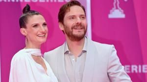 Daniel Brühl und seine Ehefrau Felicitas Rombold auf dem Pink Carpet in Cannes