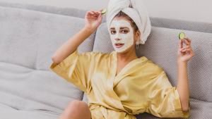 Frau mit Anti-Aging-Maske