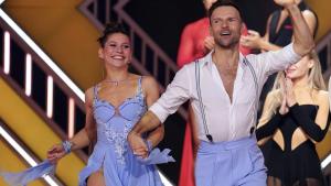 Jana Wosnitza und Vadim Garbuzov fruen sich bei "Let's Dance"