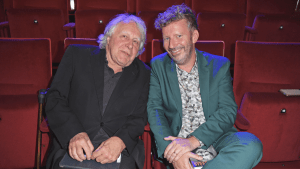 Peter Urban & Thorsten Schorn sitzen beim Deutschen Radiopreis 2023 nebeneinander