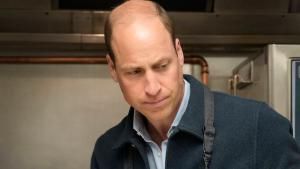 Prinz William schaut in der Küche einer Wohltätigkeitsorganisation traurig und ernst