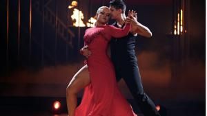 Sophia Thiel und Alexandru Ionel tanzen einen Tango bei "Let's Dance".