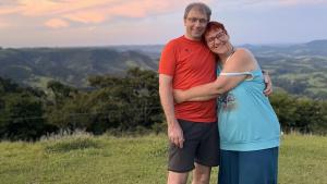 "Bauer sucht Frau International" 2024: Ulrike und Heiko umarmen sich glücklich