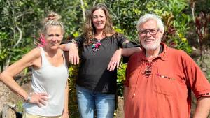 "Bauer sucht Frau International": Andreas Degenhardt mit seinen Hofdamen Petra und Elke 