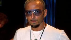 DJ Gigi D'Agostino im Jahr 2000 mit Sonnenbrille