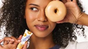 Frau mit Glazed Donut Lips