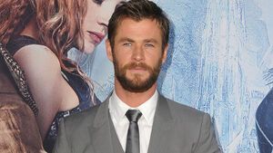 Chris Hemsworth trägt einen grauen Anzug.
