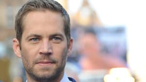 Paul Walker (†40) blickt ernst in die Kamera.