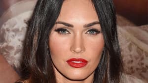 Megan Fox guckt ernst