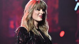 Taylor Swift lächelt auf der Bühne