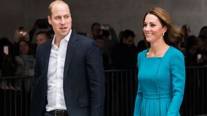 Kate und William laufen lächelnd nebeneinander
