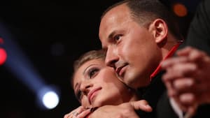 Sergiu Luca hält Regina Luca lächelnd im Arm.