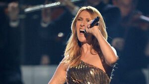 Celine Dion singt mit hohem Bein-Ausschnitt