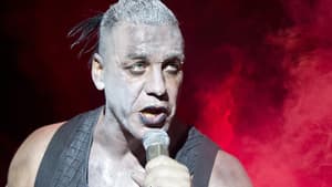 Till Lindemann mit Mikro auf der Bühne.