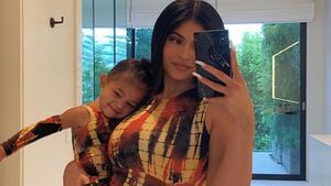 Kylie Jenner mit Tochter Storm auf dem Arm