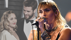 Miley Cyrus und Liam Hemsworth zusammen. Davor Miley wie sie singt.