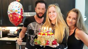 Michael Wendler, Adeline Norberg und Laura Müller mit Kuchen und Ballon