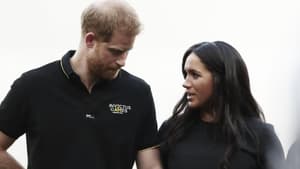 Prinz Harry sieht zu Boden, Herzogin Meghan sieht in fordernd an