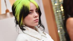Billie Eilish guckt selbstbewusst zur Seite