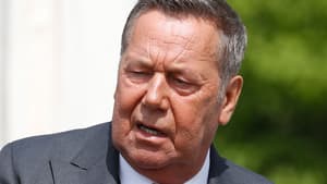 Roland Kaiser guckt empört nach unten