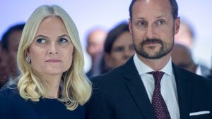 Mette-Marit und Ehemann Prinz Haakon von Norwegen schauen ernst.