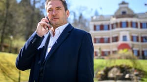 Dieter Bach alias Christoph Saalfeld hält sich ein Handy ans Ohr