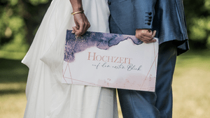Brautpaar mit einem "Hochzeit auf den ersten Blick"-Schild