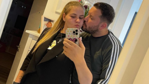 Florian Köster küsst Sylvana Wollny auf die Wange