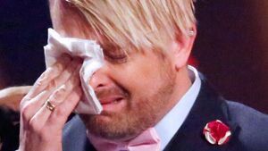 Ross Antony weint in ein Taschentuch