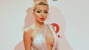 Katja Krasavice schaut verführerisch in die Kamera.