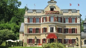 Sturm der Liebe Frontansicht vom Fürstenhof im Sommer vor grüner Wiese und blauem Himmel